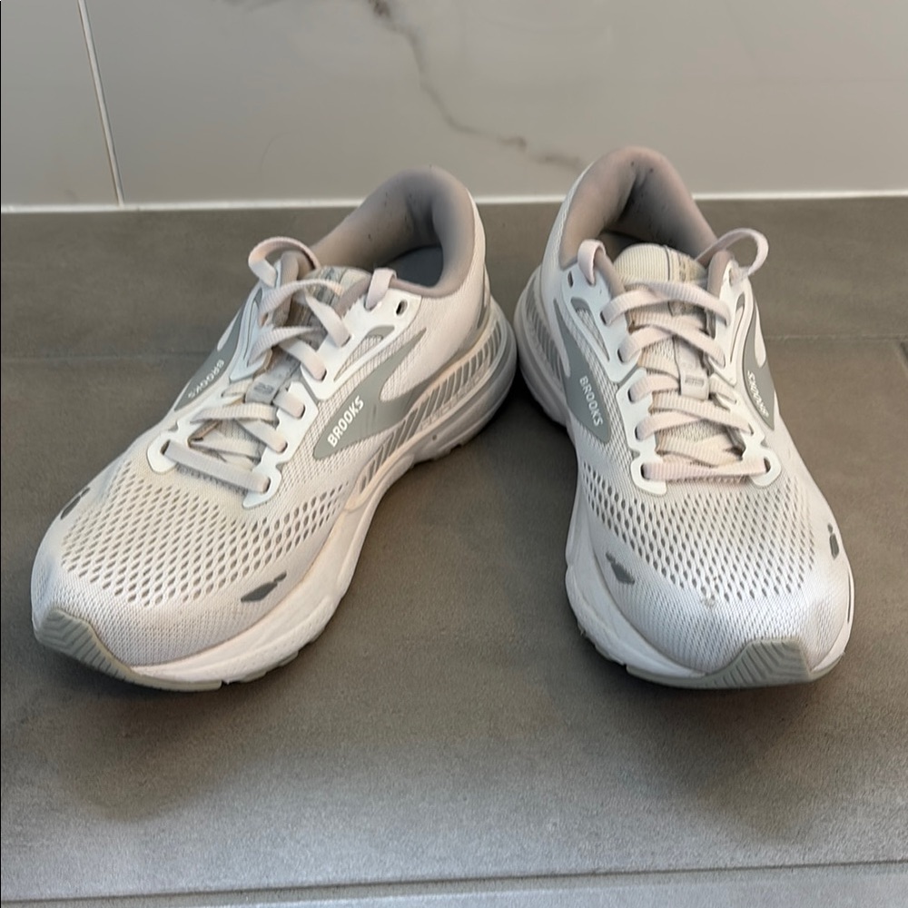 Brooks Adrenlaine GTS 23 Sneakers